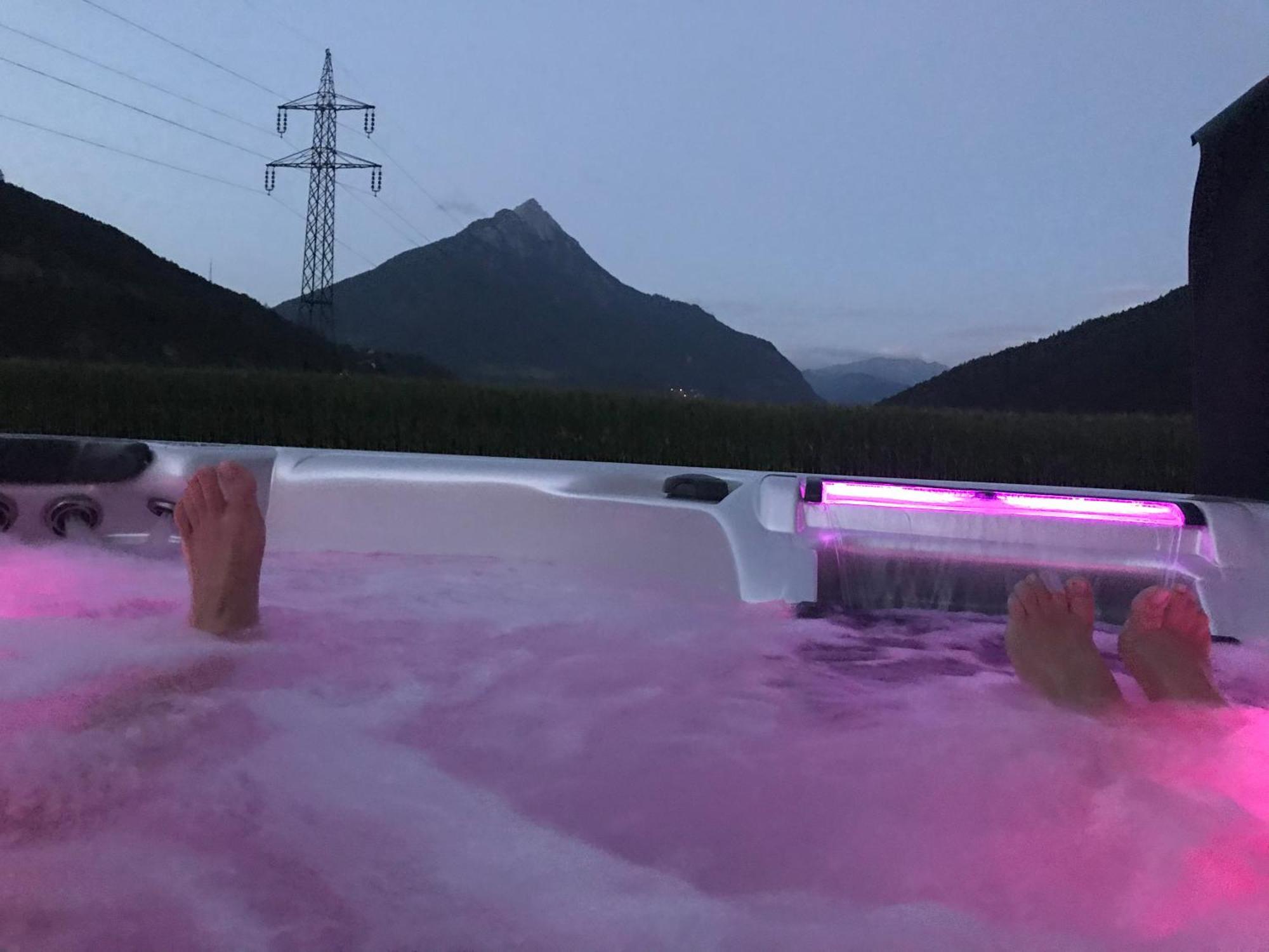 Deluxefort Fuer 10 Gaeste Mit Eigenem Whirlpool Und Fasssauna Imst Esterno foto